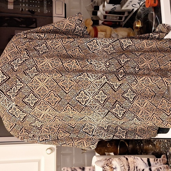l Catherines  Geometric Print Blouse Size 4X. EUC - Picture 2 of 3